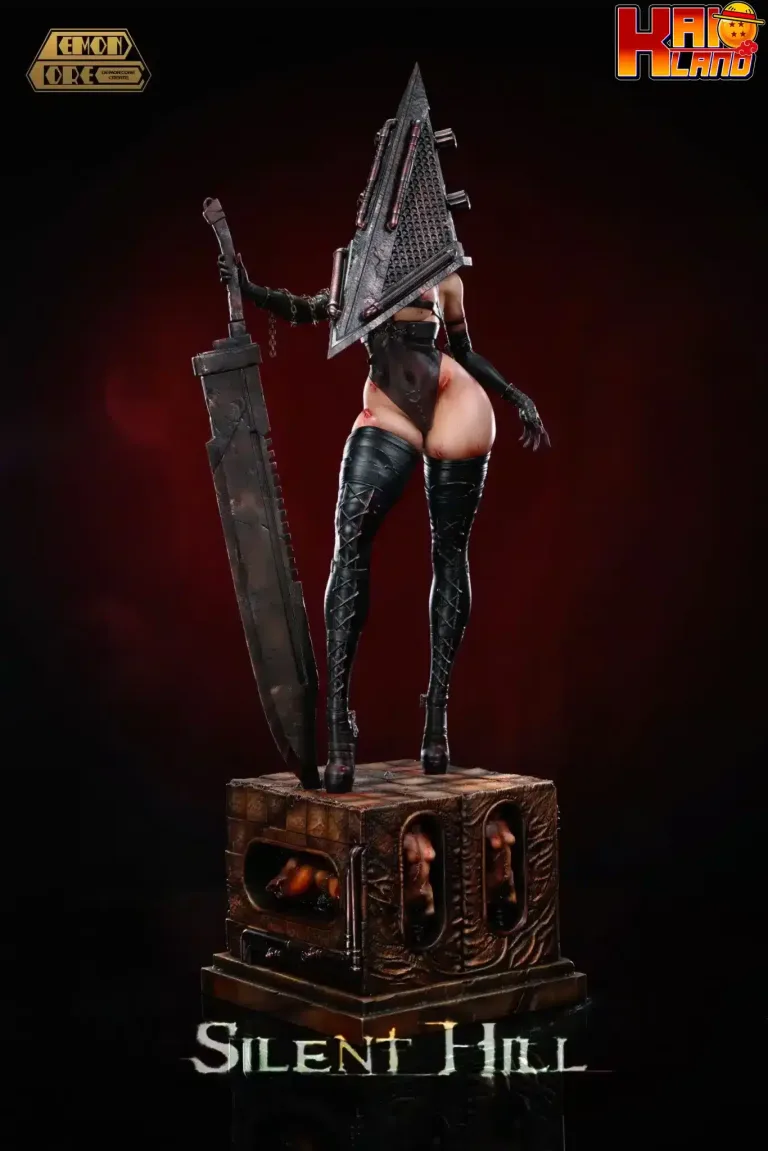 Silent Hill Core Studio Pyramid Head Demon Resin Statue 1 scaled